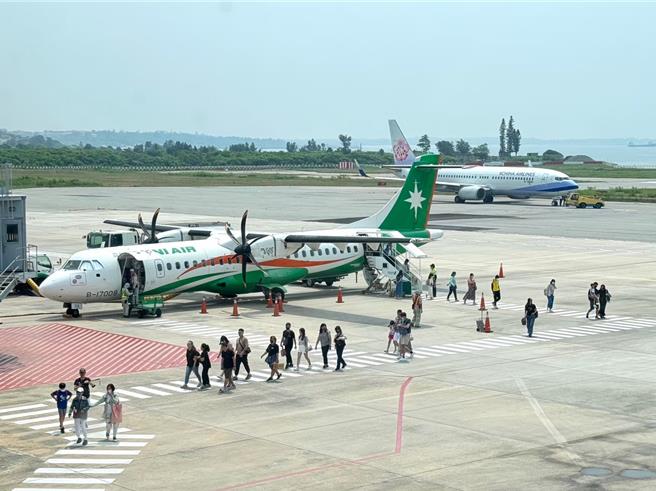 台-金空中交通方面，上午各航班均仍维持正常起降，午后往返台湾中南部多航班已取消停飞。(资料照／于家麒摄)