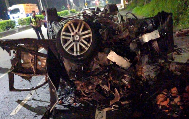 车辆翻覆后导致火烧车，整辆车扭曲变形，林男在车内变成焦尸。（翻摄画面）
