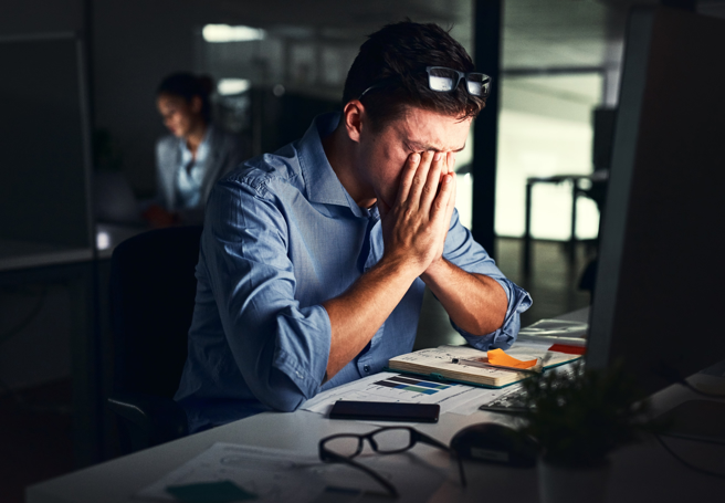 常熬夜、过劳者，都会增加动脉钙化，与罹患心血管疾病的风险。（示意图，Shutterstock／达志）