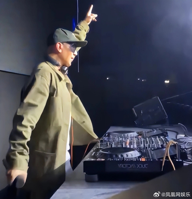 具俊晔近来仍两地跑工作。（图／翻摄自凤凰网娱乐微博）