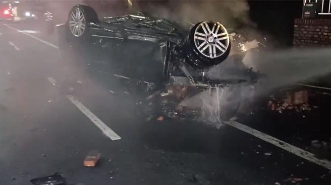 警消获报抵达时发现肇事车辆的车头严重变形。（读者提供／张毓翎台南传真）