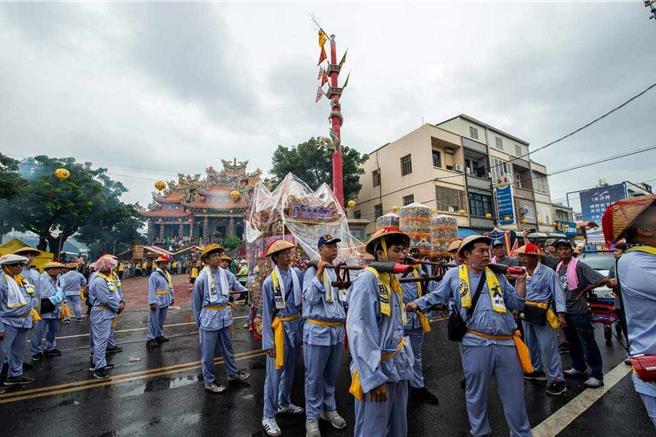 山陀兒颱風來襲，正值東港迎王期間，昨日東港雖有風雨，但仍遶境，今、明兩天則暫停遶境。（東隆宮提供／羅琦文屏東傳真）