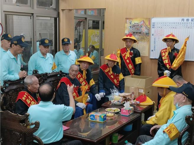 東港迎王祭典委員會緊急開會，決議1日中區及2日農區遶境活動全面停止。（東隆宮提供／羅琦文屏東傳真）