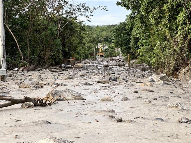蘇花和仁-崇德段沿途仍有大面積坍方落石。（公路局提供／王志偉花蓮傳真）