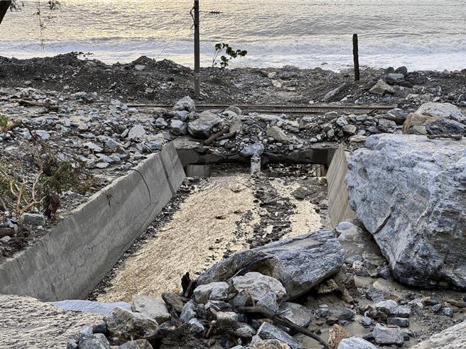 蘇花和仁-崇德段沿途仍有大面積坍方落石。（公路局提供／王志偉花蓮傳真）