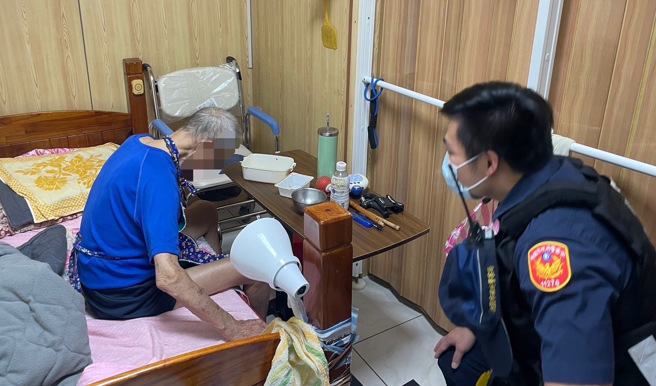 99歲夫跌坐在地無力扶，88歲妻好心慌，龍潭暖警獲報即刻救援。（翻攝畫面）