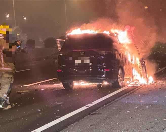 今天凌晨4點半在國道1號下營段，發生自小客車追撞大貨車後起火的事故。（讀者提供／張毓翎台南傳真）