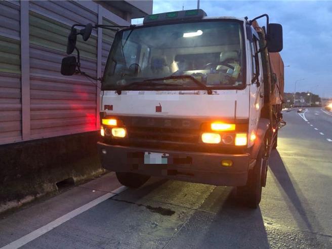 被追撞的大貨車駕駛當下並沒有察覺，直接駛離現場，不過事後覺得「怪怪的」，仍有報案。（讀者提供／張毓翎台南傳真）