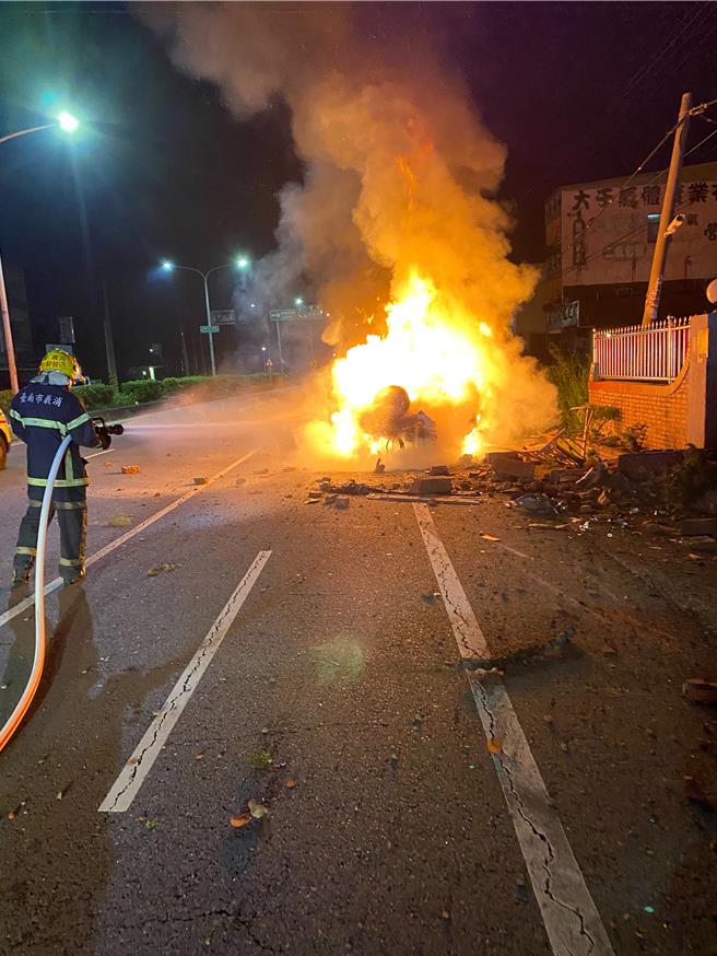 今天凌晨3點左右在柳營區省道台1線也發生火燒車事故，不幸造成1死。（讀者提供／張毓翎台南傳真）
