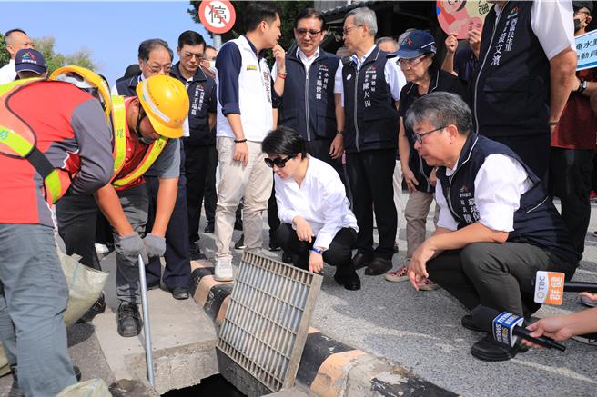 山陀儿颱风来袭，台中市长卢秀燕1日一早到台中南区建国北路视察环保局清污工作。（冯惠宜摄）