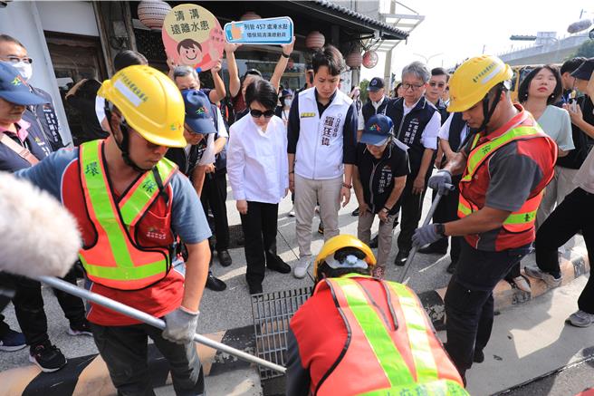 山陀儿颱风来袭，台中市长卢秀燕1日一早到台中南区建国北路视察环保局清污工作。（冯惠宜摄）