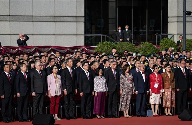 今日是中共建政75年 香港行政長官李家超1日在酒會上致詞強調，要不斷改革，要強化自身優勢，抓緊發展機遇，讓香港金字招牌更加閃耀。（摘自中新社）