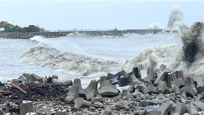 台東市富岡漁港出現滔天巨浪，拍打上堤防激起逾10米浪花。（蕭嘉蕙攝）