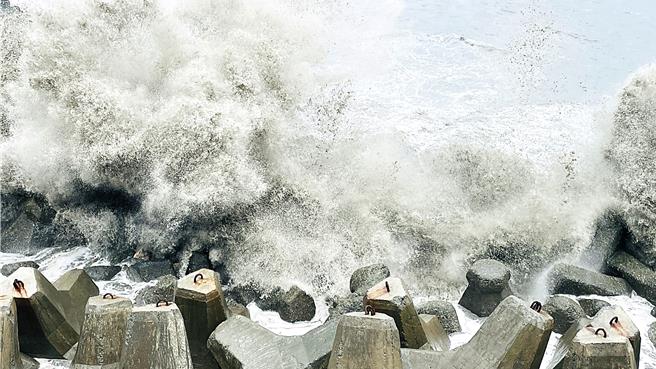 大雨挾帶泥沙沖刷入海，海水呈現灰褐混濁。（蕭嘉蕙攝）