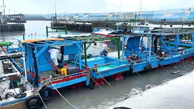 漁民用繩索繫牢漁船，避免搖擺碰撞。（蕭嘉蕙攝）