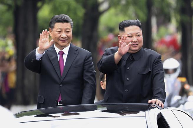 北韓領導人金正恩1日向中國國家主席習近平致賀電，祝賀中共建政75周年。（美聯社資料照）