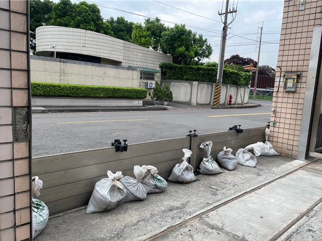 台电凤山区处特别针对较低漥地区的变电所做好挡水措施。（台电提供）