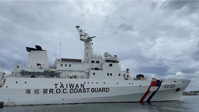 巴貝多籍「BLUE LAGOON」礦砂船因在蘭嶼西南方18浬機艙進水傾斜，該船於10月1日清晨5時38分棄船。船上共有19名外籍船員，海巡署已派出高雄艦（見圖）救援。（海巡署提供／林瑞益高雄傳真）