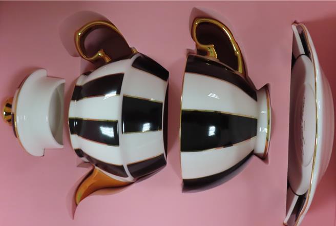 一批法国鞋品牌「ROGER VIVIER」茶壶套组，被检出重金属铅超标4.8倍，共88公斤产品遭我国边境拦截。（食药署提供）