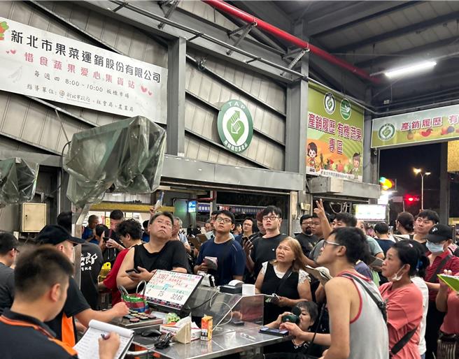 颱風山陀兒影響全台蔬果價格蠢蠢欲動，新北果菜公司1日青蔥每公斤批發均110.2元、漲幅高達49％。（新北果菜公司提供）