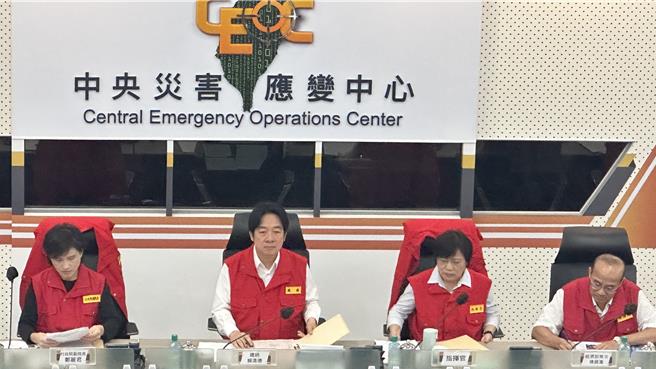 山陀兒轉為強颱且路徑罕見，首當其衝的南部縣市皆嚴正以待，賴清德總統也前往中央災害應變中心視察。（賀培晏攝）