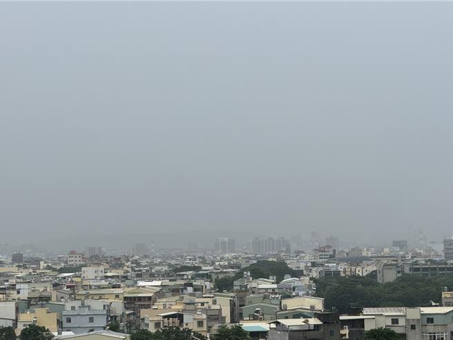高雄市上午风雨势不大。（洪靖宜摄）
