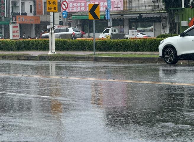 高雄市上午风雨势不大。（洪靖宜摄）