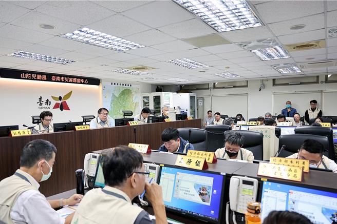 山陀兒強颱來襲，嘉義以南都在陸警範圍中。儘管1日上午台南市無風無雨，市民還撈得1天颱風假，但台南市災害應變中心仍於上午8點提升為一級開設。（市府提供／洪榮志台南傳真）