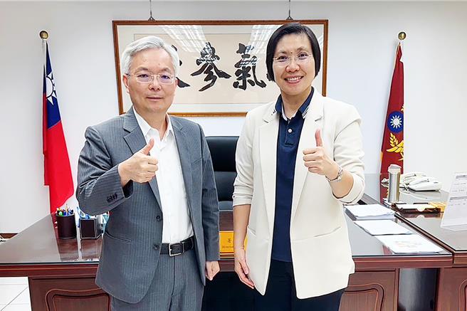 立委徐欣瑩（右）9月30日為新竹縣警力不足拜會警政署長張榮興（左）獲得正面回應，張榮興承諾在今年度補充136名警力。（徐欣瑩團隊提供／羅浚濱新竹傳真）