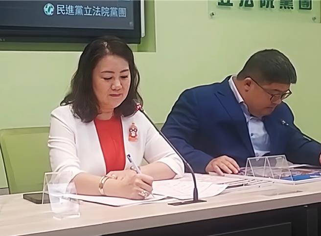 吳思瑤呼籲，盼在野黨在今天程序委員會，莫再擋下總預算案，這是全民期待。藍白聯手擋下的預算當中，很多是攸關救災、防災預算，若預算持續卡關，非全民之福。（摘自民進黨立院黨團直播）