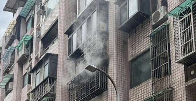 新庄民安西路某社区上午发生火警，起因为住户在厕所燃烧棉被卫生纸等物品。（警方提供）