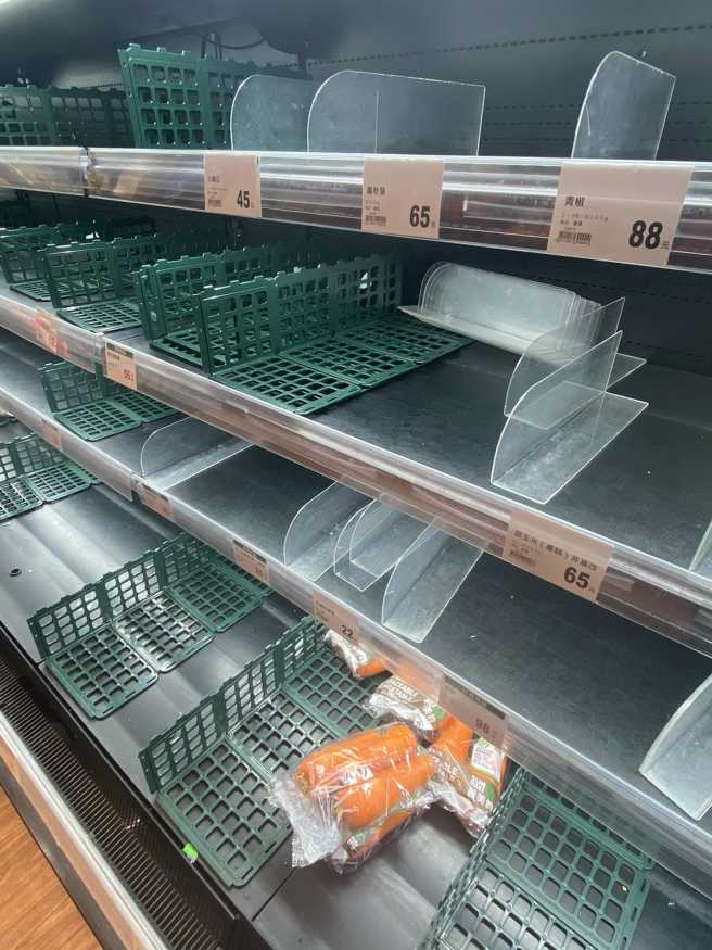 一名女網友昨天去賣場採買，貨架上只剩下紅蘿蔔。（網友授權提供）