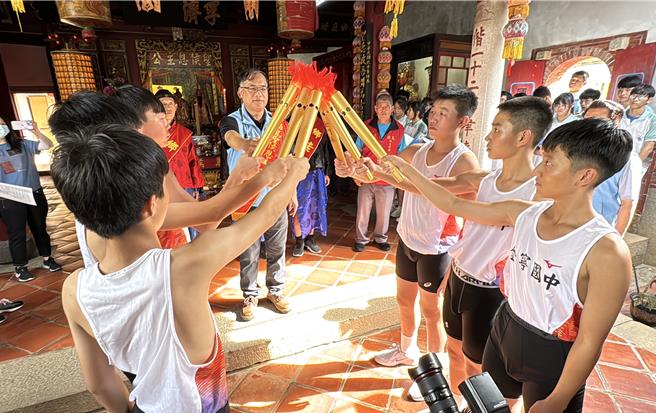 金門縣第24屆運動會暨第10屆離島聯合運動會將於10月17日至19日一連三天在金門縣縣立體育場登場，今日上午於牧馬侯祠由副縣長李文良(中)請引聖火並進行聖火傳交。(于家麒攝)