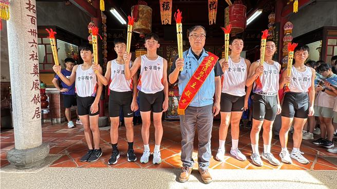 金門縣副縣長李文良(中)率縣府團隊向牧馬侯陳淵祝禱後，請引聖火並傳交給大會聖火隊。(于家麒攝)