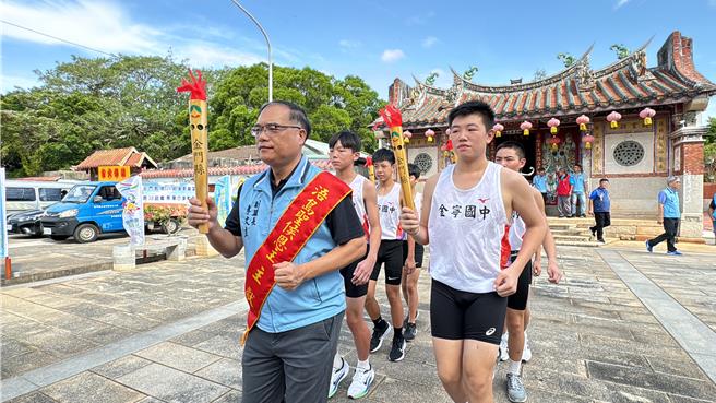 金門縣副縣長李文良(左一)請引聖火並進行聖火傳交，意味此次金門縣第24屆縣運會暨第10屆離島運動會即將拉開序幕。(于家麒攝)