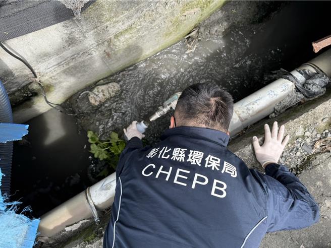 彰化縣環保局為防制畜牧廢水濫排，在東螺溪展開專案稽查。（彰化縣政府提供／孫英哲彰化傳真）