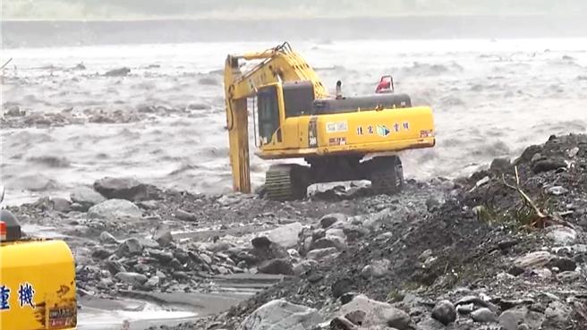 金峰乡公所派遣机具投放消波块防堵溢堤，避免莫拉克风灾悲剧重演。（萧嘉蕙摄）