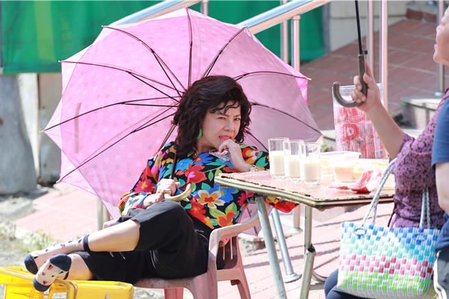 錦雯飾演「趙梅色」，為了要做優酪乳，就突發奇想將牛奶擱在太陽底下曝曬。（大愛電視台提供）