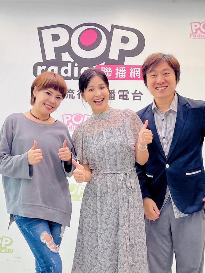 錦雯與製作人余政憲到POP Radio宣傳大愛劇《在光裏的人》，中為主持人吳怡霈。（大愛電視台提供）