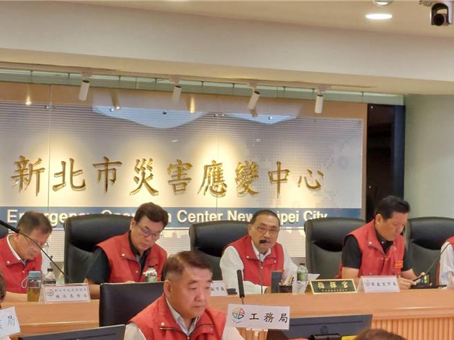 新北市長侯友宜今（1）日主持新北市災害應變中心工作會報表示，新北高灘地委外停車場上午9時只出不進，晚間8時強制拖吊、晚間10時關閉橫移門。（陳慰慈攝）