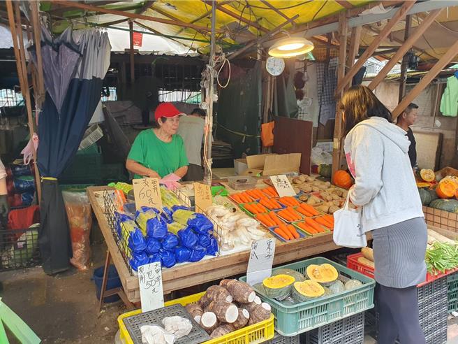 山陀儿颱风来势汹汹，今(1)日台北市蔬菜价也突破60元大关，每公斤均价来到63.8元，比休市前(9月29日)价格56.8元上涨7元，是近5年来最高。(黄敬文摄)