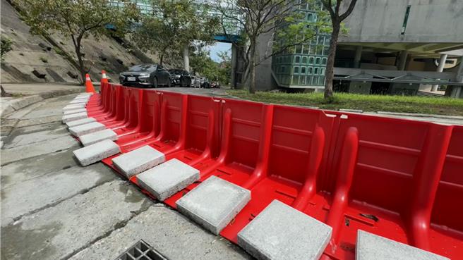 水利署十河分署提供一批活動式擋水板，可以有效擋住大雨或颱風帶來的山洪，並引導到影響較小的地方。（張志康攝）