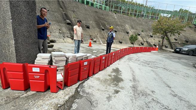 水利署十河分署提供一批活動式擋水板，可以有效擋住大雨或颱風帶來的山洪，並引導到影響較小的地方。（張志康攝）