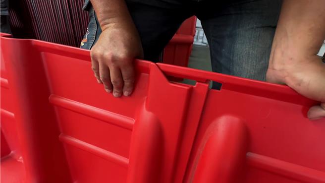 水利署十河分署提供一批活動式擋水板，即使一個人也可以輕鬆安裝，可以有效擋住大雨或颱風帶來的山洪，並引導到影響較小的地方。（張志康攝）