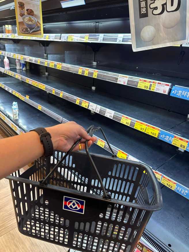 貨架上連牛奶、豆漿等飲料也沒有剩。（翻攝自路上觀察學院臉書）