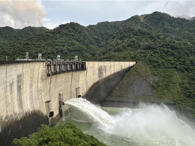 因應強颱「山陀兒」近逼，翡翠水庫連續2日進行調節水位，已控留 25％庫容，將於今(1)日 上午12時關閉大壩沖刷道放水，改以「小流量」水力發電放水。(翡管局提供)