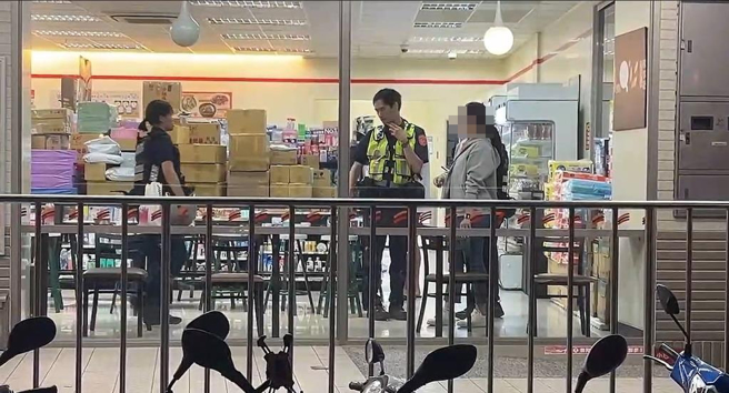 台中北屯区东光路1家超商1）凌晨发生3男打1男斗殴事件。（民眾提供／冯惠宜台中传真）