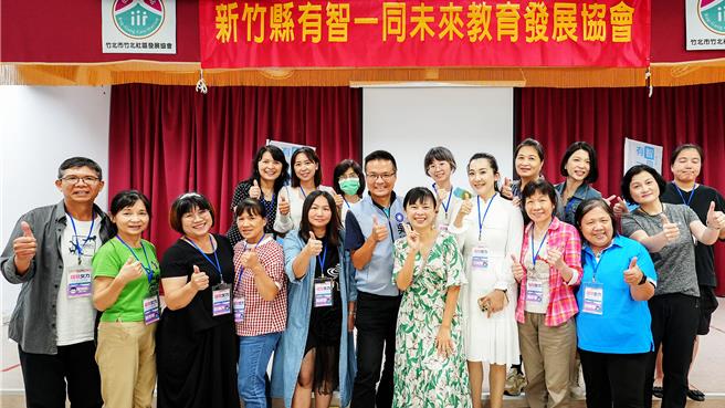 新竹县有智一同未来教育发展协会培育17位45家庭主妇转型为性别平等桌游宣讲师，担任讲师的县议员吴旭智（中）说，让他看到性别平等议题在推广上的新生力量。（罗浚滨摄）