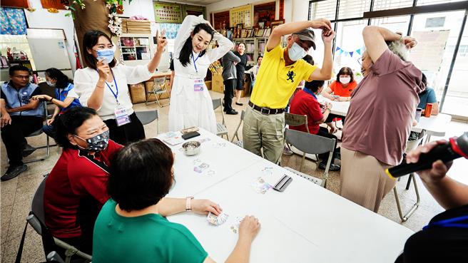 性平女力师资带长辈们体验「性平攻略王」桌游，从中学习性平概念，动动脑、动动身体，寓教于乐。（罗浚滨摄）