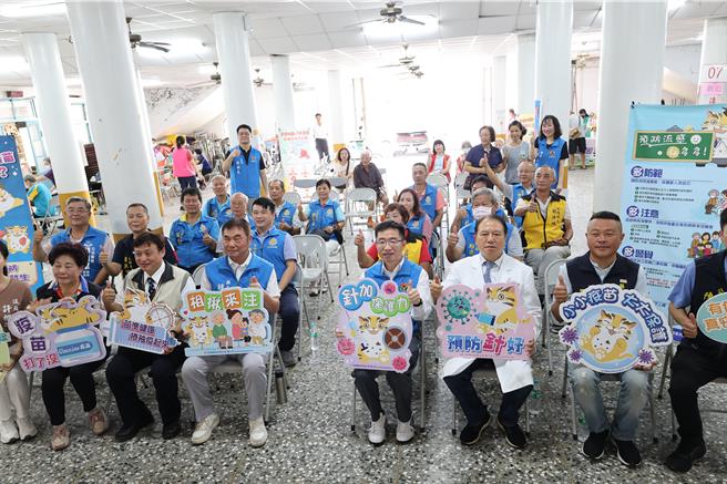 苗栗县政府卫生局1日与全国同步开打流感及新冠JN1疫苗，苗栗县长锺东锦亲自前往公馆乡福基村福灵宫疫苗接种站宣导民眾踊跃接种。（谢明俊摄）